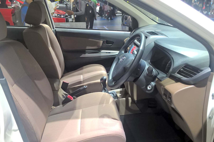 Hai hàng ghế phía sau chiếc xe cũng đều có khả năng gập lưng 50/50. Khoang hành lý của xe có dung tích 128 lít, tuy nhiên nếu gập hai hàng ghế sau, không gian hành lý lên đến 1424 lít. Trang bị an toàn gồm: chống bó cứng phanh ABS, phân bổ lực phanh điện tử EBD và 2 túi khí...