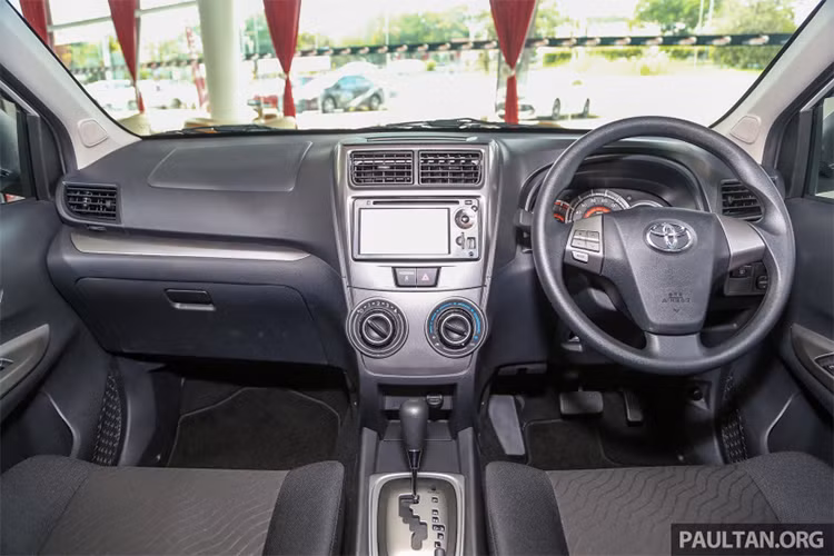 Là mẫu MPV giá rẻ nên khoang nội thất của Toyota Avanza chỉ được trang bị những tiện nghi “đủ dùng”: vô-lăng ba chấu tích hợp các nút bấm, Bảng điều khiển trung tâm với hệ thống thông tin giải trí 2-DIN đi kèm màn hình cảm ứng 7 inch, kết nối Bluetooth và điện thoại thông minh.