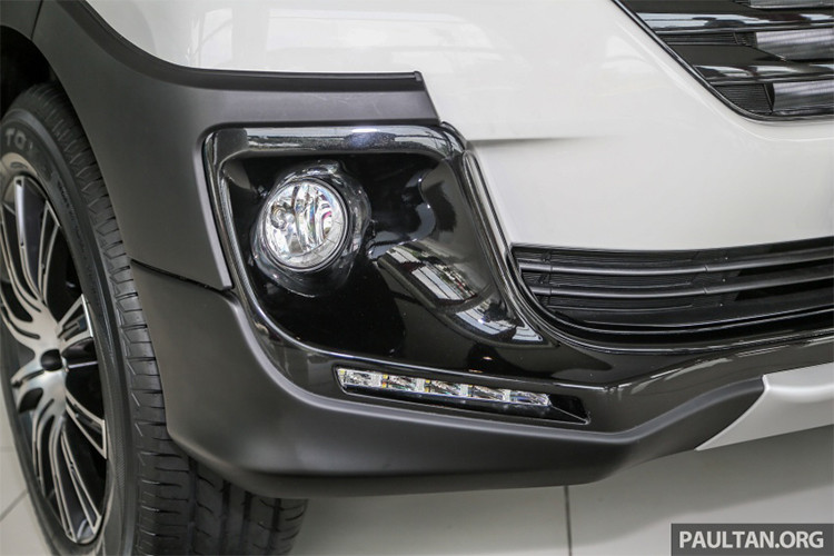 Cũng như các thành viên khác trong gia đình Toyota, Avanza mới được hãng sử dụng ngôn ngữ thiết kế Keen Look, xe ấn tượng với cụm lưới tản nhiệt kích thước lớn, thiết kế to bản mạ cờ-rôm. Hai cụm đèn sương mù dạng tròn nối liền với phần cản trước của xe tạo cảm giác liền mạch.