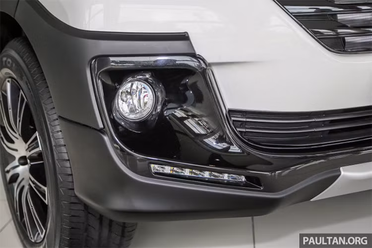 Cũng như các thành viên khác trong gia đình Toyota, Avanza mới được hãng sử dụng ngôn ngữ thiết kế Keen Look, xe ấn tượng với cụm lưới tản nhiệt kích thước lớn, thiết kế to bản mạ cờ-rôm. Hai cụm đèn sương mù dạng tròn nối liền với phần cản trước của xe tạo cảm giác liền mạch.