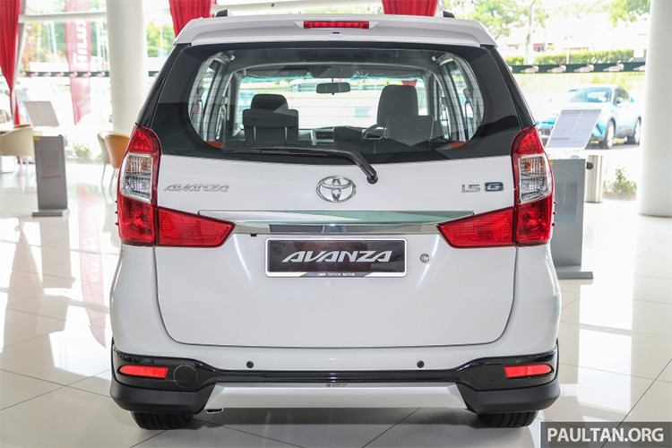 Ở phía sau là cụm đèn hậu dạng chữ L cụp quay ngược, cánh gió lớn nhô cao trên nắp ca-pô sau cùng ống-xả viền bao bọc bằng kim loại sáng. Cản sau của xe được trang bị thêm ốp nhựa màu đen cùng với đèn báo...