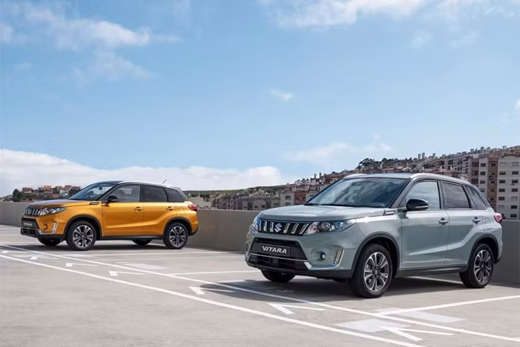 Được gọi bằng cái tên Suzuki Vitara Series II, mẫu crossover cỡ nhỏ bản nâng cấp 2019 này sở hữu một số nét mới trong thiết kế ngoại thất.