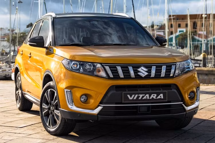 Nối liền với dải đèn LED định vị ban ngày của Suzuki Vitara 2019 là chi tiết mạ crôm mới, kéo dài đến lưới tản nhiệt dưới. Ngay cả lưới tản nhiệt dưới cũng được thiết kế lại và không còn đi kèm viền màu bạc như trước.