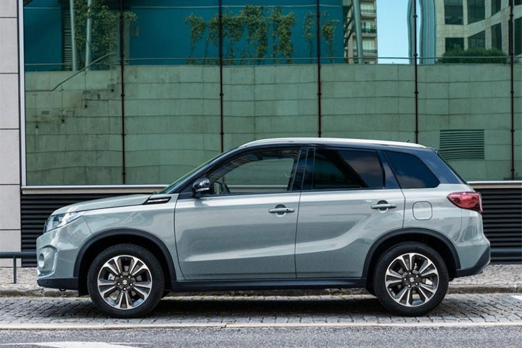 Trong đó, đáng chú ý nhất là ở phần đầu của chiếc xe với lưới tản nhiệt mới dạng 6 thanh được mạ crôm nằm dọc, cản trước đẹp mắt hơn, đèn sương mù và đèn LED định vị ban ngày khác biệt hơn so với trước đây.