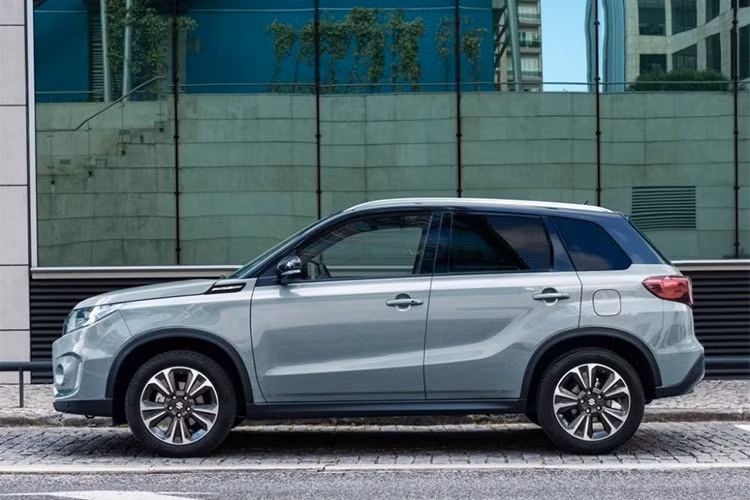 Trong đó, đáng chú ý nhất là ở phần đầu của chiếc xe với lưới tản nhiệt mới dạng 6 thanh được mạ crôm nằm dọc, cản trước đẹp mắt hơn, đèn sương mù và đèn LED định vị ban ngày khác biệt hơn so với trước đây.