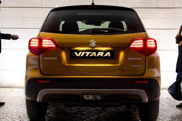 Bên dưới nắp capô của Suzuki Vitara 2019 là khối động cơ Boosterjet 4 xi-lanh, tăng áp, dung tích 1.0 lít mới, chưa từng được trang bị cho mẫu xe này trong quá khứ. Lần đầu tiên được giới thiệu trên dòng Suzuki S-Cross 2018, động cơ này tạo ra công suất tối đa 115 mã lực. Theo hãng Suzuki, động cơ mới sẽ dành cho Vitara 2019 bản SZ4 và SZ-T.