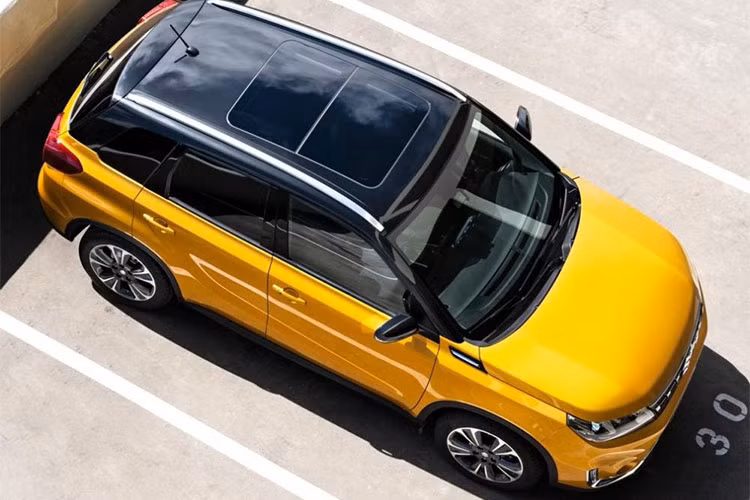 Chưa hết, Vitara phiên bản 2019 còn được trang bị cụm đèn hậu mới và các chi tiết ngoại thất cũng sáng sủa hơn so với người tiền nhiệm trước đây. Thân xe với những các đường vuốt khi động học mạnh mẽ hơn. Đáng chú ý là bộ đa chấu hình hoa hợp kim khác biệt.