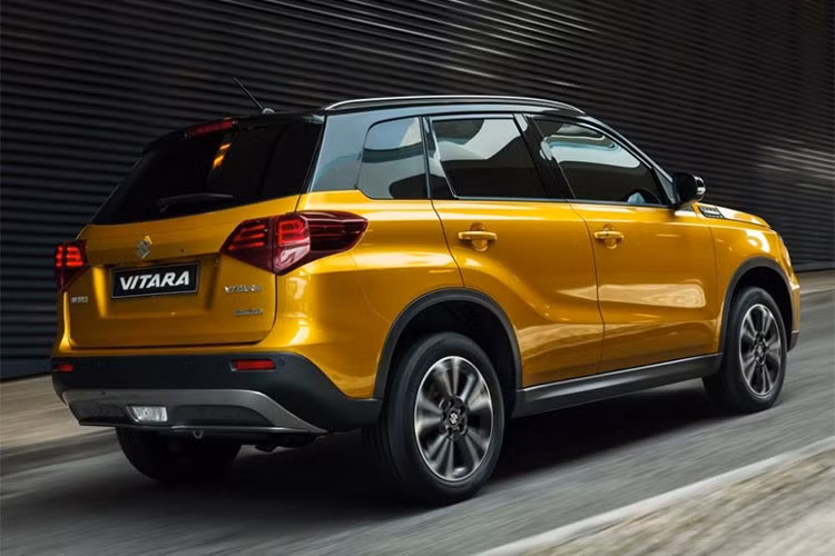 Cách đây không lâu, Suzuki Vitara đã kỷ niệm 30 năm ra đời với doanh số cộng dồn hơn 3,65 triệu chiếc tại 191 quốc gia. Thậm chí, Suzuki Vitara là thương hiệu còn lâu đời hơn cả Toyota RAV-4 hay Honda CR-V. Tuy nhiên, so với 2 "đồng hương" này, Suzuki Vitara hiện không được ưa chuộng bằng.