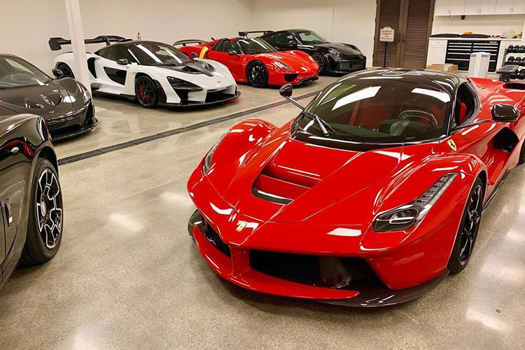 Đại gia gốc Việt mê siêu xe này có tên Hiệp - anh có khoảng 6 chiếc siêu xe và 1 chiếc xe siêu sang Rolls-Royce Ghost Black Badge. Điều đáng quan tâm ở đây ngoài 2 chiếc siêu xe thuộc thương hiệu Porsche là 911 GT2 RS và 911 GT3 RS ra, số còn lại đều thuộc dòng dõi của hypercar có giá siêu đắt đỏ và hạn chế số lượng sản xuất.