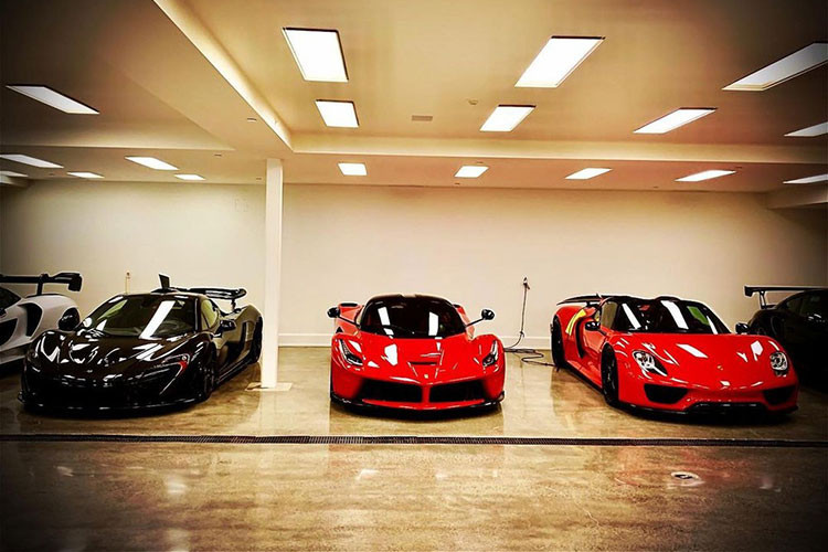 Mới đây, một thành viên Gia Lai Team đã có chuyến ghé thăm garage rất ấn tượng của David Lee, 1 tay chơi siêu xe nổi tiếng ở Mỹ và cùng từng gây ồn ào với màn mua siêu xe LaFerrari "chui" khiến hãng Ferrari nổi giận và tìm cách gạt tên ra khỏi danh sách mua xe mui trần LaFerrari Aperta. Sau đó, thành viên này đã đến thăm dàn siêu xe của đại gia Việt đang sinh sống ở Mỹ.