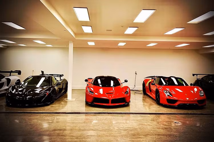 Mới đây, một thành viên Gia Lai Team đã có chuyến ghé thăm garage rất ấn tượng của David Lee, 1 tay chơi siêu xe nổi tiếng ở Mỹ và cùng từng gây ồn ào với màn mua siêu xe LaFerrari "chui" khiến hãng Ferrari nổi giận và tìm cách gạt tên ra khỏi danh sách mua xe mui trần LaFerrari Aperta. Sau đó, thành viên này đã đến thăm dàn siêu xe của đại gia Việt đang sinh sống ở Mỹ.