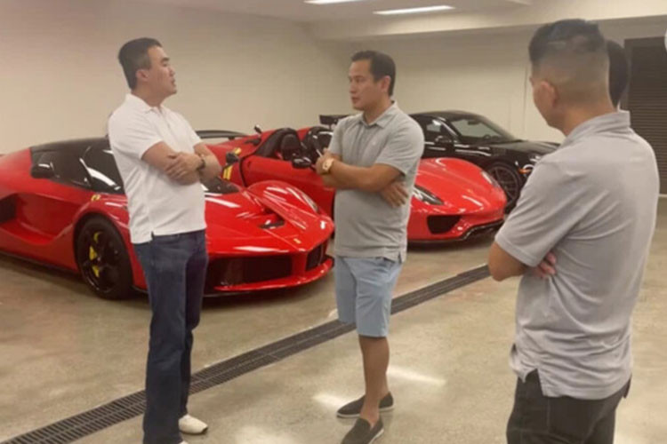Chưa hết, cặp đôi siêu xe Porsche 918 Spyder và Ferrari LaFerrari sở hữu bộ áo tông xuyệt tông màu đỏ, còn chiếc xe McLaren P1 có bộ áo gây chú ý nhất khi là dạng sợi carbon trần rất đắt tiền và số lượng khá khiêm tốn. Doanh nhân này hé lộ chiếc McLaren P1 được mình mua với giá 2,5 triệu đô la.