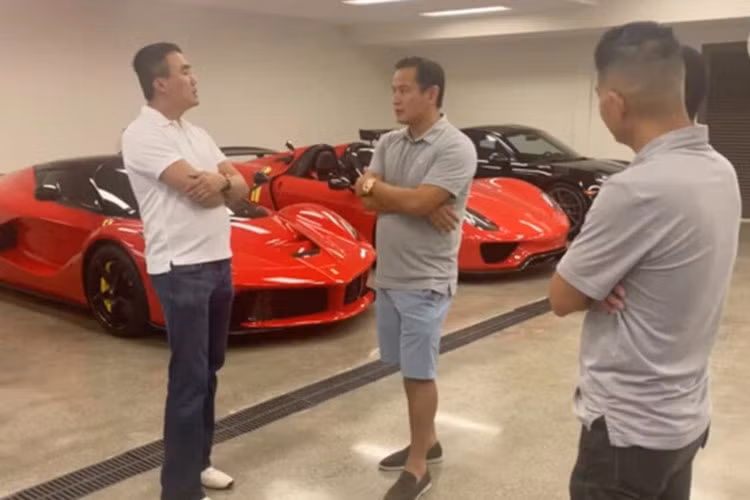 Chưa hết, cặp đôi siêu xe Porsche 918 Spyder và Ferrari LaFerrari sở hữu bộ áo tông xuyệt tông màu đỏ, còn chiếc xe McLaren P1 có bộ áo gây chú ý nhất khi là dạng sợi carbon trần rất đắt tiền và số lượng khá khiêm tốn. Doanh nhân này hé lộ chiếc McLaren P1 được mình mua với giá 2,5 triệu đô la.