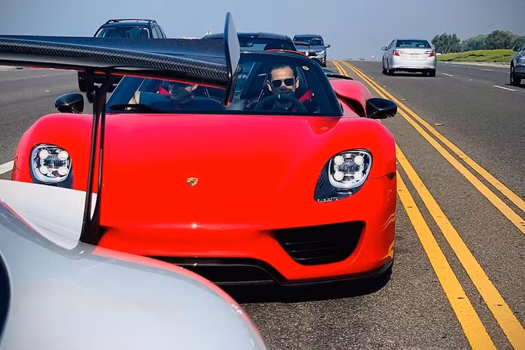 Bên cạnh đó là Porsche 911 GT3 RS và Porsche 911 GT2 RS có giá 350.000 đô la đến 420.000 đô la, tùy theo cấu hình, cả 2 chiếc xe Porsche 911 này cũng được anh Hiệp chọn gói cao cấp nhất. Những chiếc xe khác anh Hiệp và gia đình đang sở hữu bao gồm Mercedes-Benz S-Class hay Cadillac Escalade.