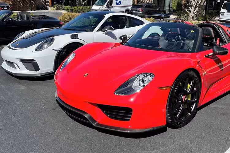 Được biết, trước đó doanh nhân gốc Việt còn sở hữu 1 chiếc siêu xe Lamborghini Aventador và xe giới hạn McLaren 675LT nhưng đã bán lại vì cảm thấy không ấn tượng. Ngoài ra, garage của anh Hiệp còn từng xuất hiện siêu xe Ferrari 488 Pista màu bạc nhưng video mới nhất quay dàn xe của doanh nhân này không thấy góp mặt.