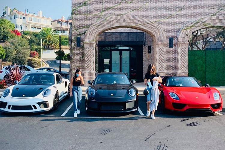 Ước tính bộ sưu tập xe của anh Hiệp có thể lên tới 12 triệu đô la, tương đương 273 tỷ đồng. Đắt nhất phải kể đến Ferrari LaFerrari có giá lên đến 3,25 triệu đô la. Ngoài ra là McLaren Senna, McLaren P1 hay Porsche 918 Spyder cũng có giá từ 1,5 đến 2,5 triệu đô la.