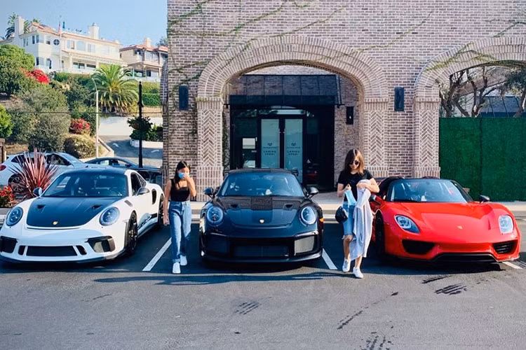 Ước tính bộ sưu tập xe của anh Hiệp có thể lên tới 12 triệu đô la, tương đương 273 tỷ đồng. Đắt nhất phải kể đến Ferrari LaFerrari có giá lên đến 3,25 triệu đô la. Ngoài ra là McLaren Senna, McLaren P1 hay Porsche 918 Spyder cũng có giá từ 1,5 đến 2,5 triệu đô la.