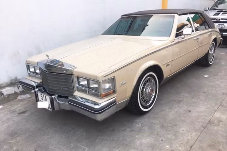 Chiếc Cadillac Seville đời 1984 trong bài viết này được rao bán trên mang xã hội, nó thuộc một người sưu tầm xe cổ tại TP HCM. Theo người bán, chiếc Cadillac Seville này sản xuất năm 1984 với các chi tiết nguyên bản và vẫn ở trong tình trạng tốt sau hàng chục năm xuất xưởng.