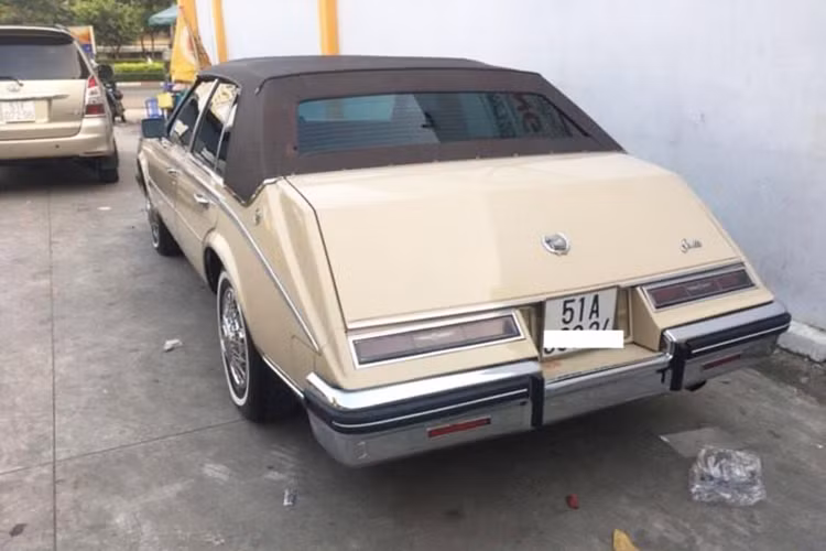 Đuôi xe là chi tiết đột biến của Cadillac Seville đời 1984 so với các mẫu xe sử dụng thiết hình hộp cùng thời. Có khá nhiều tranh cãi về thiết kế này, nhưng cuối cùng nó cũng được đón nhận vì mang tới cho hành khách khả năng chứa các vật dụng có chiều cao lớn tốt hơn.