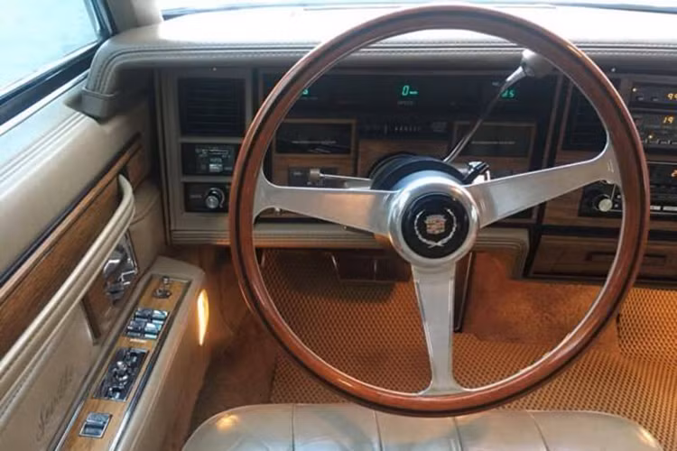 Mặt dù sản xuất vào năm 1984, cách đây đã 33 năm nhưng chiếc Cadillac Seville này đã được trang bị những tính năng không kém phần hiện đại như đồng hồ lái kỹ thuật số, ghế lái nhớ 2 vị trí, hệ thống âm thanh "Symphony Sound".
