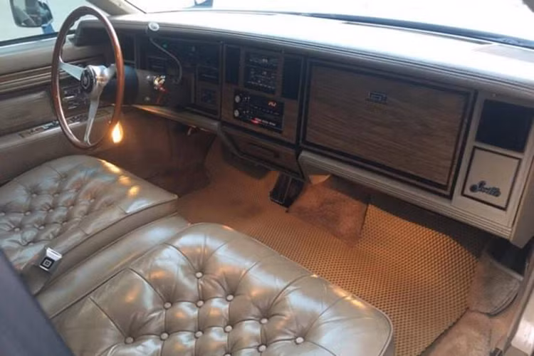 Cadillac Seville từng được sản xuất với 3 phiên bản động cơ, bao gồm động cơ V6 4.1L 252 mã lực, động cơ V8 5,7 lít 350 mã lực và cao cấp nhất là động cơ V8 6.0L với 368 mã lực. Mẫu xe tại Việt Nam này là loại 4.1 lít, V8 mạnh 135 mã lực, mô men xoắn cực đại 260 Nm. Hộp số tự động.