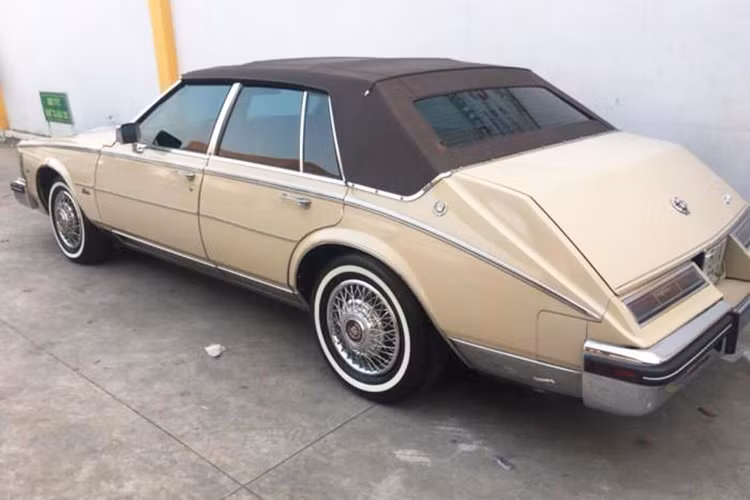 Thời điểm xe sang Cadillac Seville ra đời là thời điểm mà hầu hết những chiếc xe trên thị trường đều đi theo một xu hướng thiết kế chung với khuôn xe dạng hình hộp. Xe có kích thước dài x rộng x cao lần lượt (5202 x 1801 x 1379)mm, chiều dài cơ sở 2.900 mm, trọng lượng 1.980 kg. 