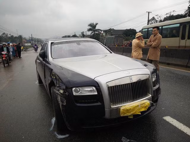 Chiếc Rolls-Royce Ghost trong vụ tai nạn thuộc phiên bản cũ sử dụng động cơ 6,6 lít V12, công suất 563 mã lực và mô-men xoắn 780 Nm tại vòng tua 1.500 vòng/phút cùng hộp số tự động 8 cấp. Tại Việt Nam, Rolls-Royce Ghost đời cũ đã qua sử dụng có giá khoảng hơn 10 tỷ đồng.