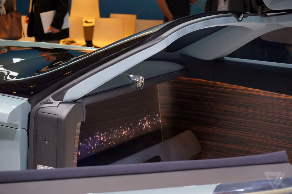 Với thiết kế mới, bên dưới đầu xe được làm một ngăn đặt hành lý, thiết kế đặc biệt này để thuận tiện cho những người phục vụ lấy hành lý.