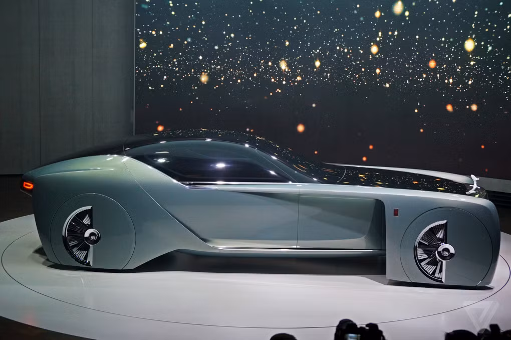 Là một phần trong chiến dịch kỷ niệm 100 năm thành lập của công ty mẹ BMW, Vision 100 mang tầm nhìn về phương tiện giao thông trong 20-30 năm của hãng này. Xe sở hữu hiều dài gần 5,9 m, cao 1,5 m, đồ sộ hơn cả những chiếc xe khủng của Rolls-Royce hiện tại.