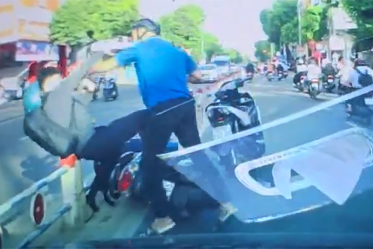 Lời khai của kẻ ép xe, đánh cô gái dã man trên đường TPHCM - Hình 2 Loi khai cua ke ep xe, danh co gai da man tren duong TPHCM-Hinh-2