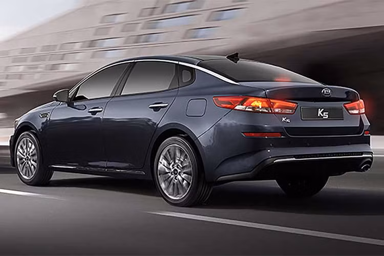 Tùy chọn hộp số cho Optima facelift phiên bản 2019 sẽ bao gồm hộp số sàn 6 cấp, tự động 6 cấp và tự động 7 cấp ly hợp kép (dành riêng cho động cơ diesel và tăng áp). Hiện xe vẫn chưa công bố giá bán và ngày ra mắt.