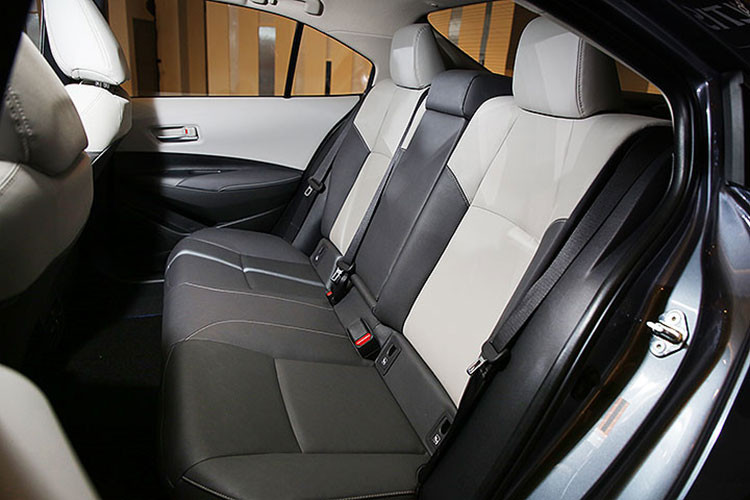 Corolla Altis có thể ra mắt khách hàng ở Thái Lan với hai lựa chọn động cơ xăng hút khí tự nhiên - 1.6 lít và 1.8 lít, cùng một biến thể hybrid 1.8 lít sẽ bổ sung sau. Nếu vậy, động cơ tiêu chuẩn nhất của Toyota Corolla Altis tại Thái Lan có thể là 1ZR-FAE Dual VVT-i, công suất 132 mã lực và mô-men xoắn 159Nm, với hộp số sàn 6 cấp hoặc số vô cấp CVT.