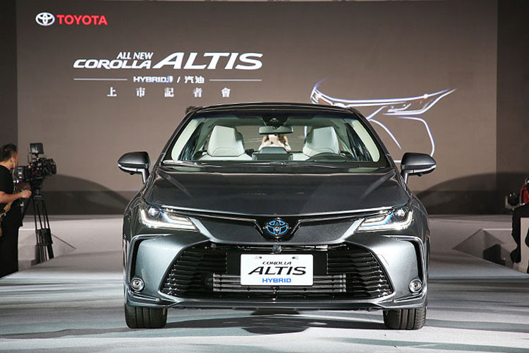 Nhìn chung, Corolla thế hệ thứ 12 là một chiếc xe hoàn toàn mới khi được xây dựng trên nền tảng Toyota New Global Architecture (TNGA) GA-C, cũng đang dùng cho Prius và C-HR. Xe có kích thước dài x rộng x cao lần lượt là 4.640 x 1.780 x 1.435 mm, như vậy, nó dài hơn 10mm, rộng hơn 5mm và thấp hơn 45mm so với mẫu sedan đời cũ.