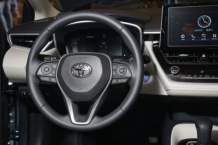 Bên trong của Toyota Corolla Altis thế hệ mới có hệ thống thông tin giải trí Entune 3.0 với màn hình cảm ứng, tương thích Apple CarPlay. Nằm bên dưới màn hình trung tâm là cửa gió điều hòa. Bên dưới nữa là một màn hình nhỏ và 2 núm xoay chỉnh điều hòa.