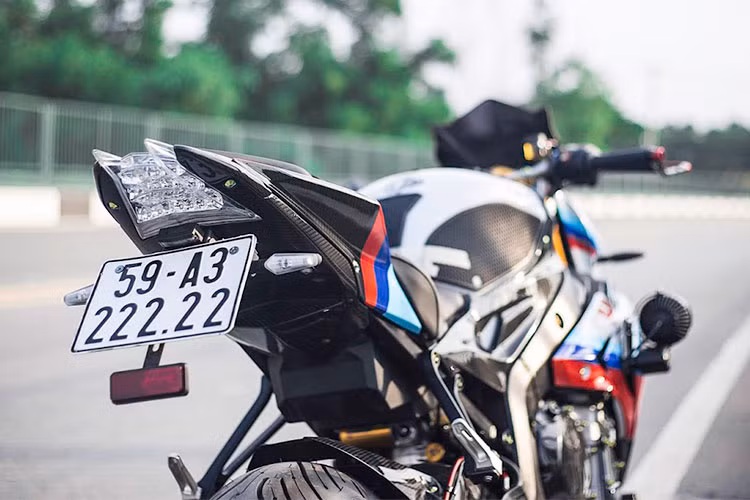 Phần đuôi xe có thiết kế khá ấn tượng. Nhiều đồ chơi phụ trợ như ốp gắp, ốp lốc máy carbon, bảo vệ càng thắng CNC, tăng sên Lightech và full ốc Proti-Probolt titanium cũng được trang bị trên siêu phẩm này.