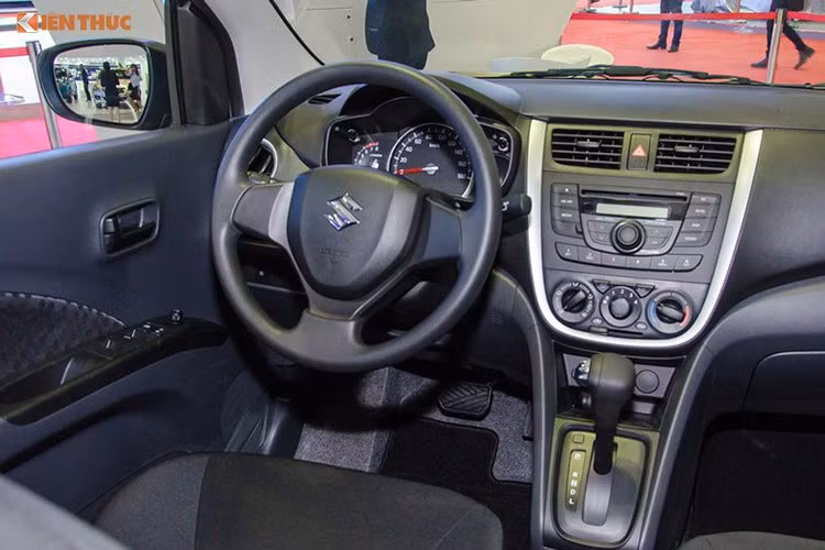 Celerio sở hữu kích thước nhỏ gọn với thiết kế ngoại thất khá đơn giản, hiện đại và đúng chuẩn của một mẫu xe đô thị. Đầu xe là bộ lưới tản nhiệt với các khe hút gió lớn, nắp ca-po ấn tượng với hai đường gân dập nổi, cụm đèn sương mù nằm sâu trong hốc hút gió, cản trước được mở rộng. Đèn hậu to bản, một phần tích hợp trên nắp capo và cánh gió.