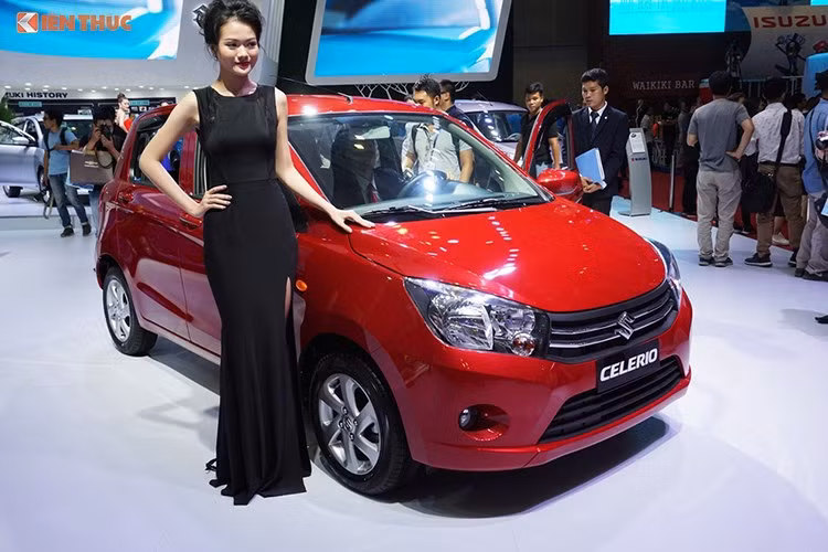 Mặc dù đã xuất hiện tại triển lãm VMS 2017 vừa qua và chính thức được ra mắt người tiêu dùng, tuy nhiên mẫu xe đô thị cỡ nhỏ Suzuki Celerio 2017 mới vẫn chưa được công bố mức giá chính thức. Tuy nhiên theo một số đại lý phân phối chính hãng của Suzuki cho hay, mẫu xe này sẽ có 2 phiên bản và được bán với mức giá khoảng 300 triệu đồng.
