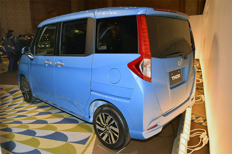 Ngoại thất bao gồm lưới tản nhiệt tinh chỉnh, các đường viền đèn sương mù mới, cản sau sửa đổi, nẹp sườn mới và bọc vật liệu kép mô phỏng theo da và da lộn ở bên trong xe. Ngoài ra, hãng xe Nhật Bản cũng trang bị cho xe bộ la-zăng hợp kim 14 inch mới, đèn pha và đèn sương mù LED.