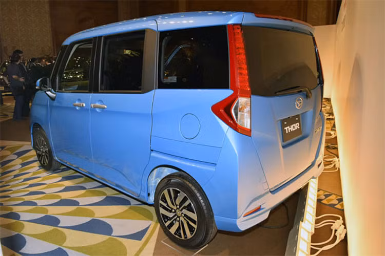 Ngoại thất bao gồm lưới tản nhiệt tinh chỉnh, các đường viền đèn sương mù mới, cản sau sửa đổi, nẹp sườn mới và bọc vật liệu kép mô phỏng theo da và da lộn ở bên trong xe. Ngoài ra, hãng xe Nhật Bản cũng trang bị cho xe bộ la-zăng hợp kim 14 inch mới, đèn pha và đèn sương mù LED.