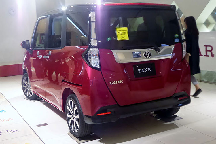 Tại thị trường Nhật, xe được bán ra với một số lựa chọn hai tông màu mới bao gồm: xanh dương, vàng Gold hay sắc đỏ của Magenta, màu đen trên mái xe và một số trang trí khác. Mức giá giao động từ 1.463.400 – 1.857.600 yen (khoảng 299-379 triệu đồng), trong khi đó Thor Custom có giá 1.771.200-2.008.800 yen (khoảng 362 – 410 triệu đồng).