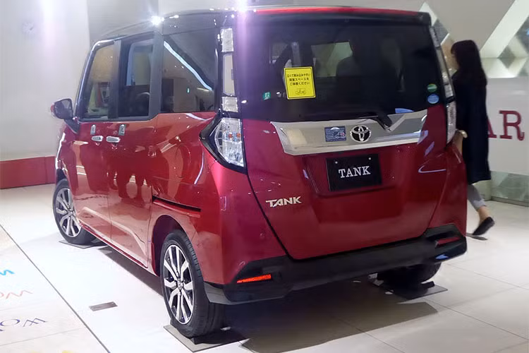 Tại thị trường Nhật, xe được bán ra với một số lựa chọn hai tông màu mới bao gồm: xanh dương, vàng Gold hay sắc đỏ của Magenta, màu đen trên mái xe và một số trang trí khác. Mức giá giao động từ 1.463.400 – 1.857.600 yen (khoảng 299-379 triệu đồng), trong khi đó Thor Custom có giá 1.771.200-2.008.800 yen (khoảng 362 – 410 triệu đồng).