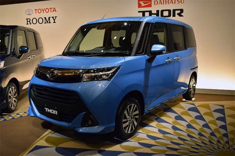 Trong sản phẩm mới nhất của mình, thương hiệu Daihatsu đã trang bị cho Thor một gói khí động học mới, đem đến cho chiếc minivan một cái nhìn thể thao hơn dù không cung cấp thêm lực đẩy hay giúp cải thiện luồng khí cản.