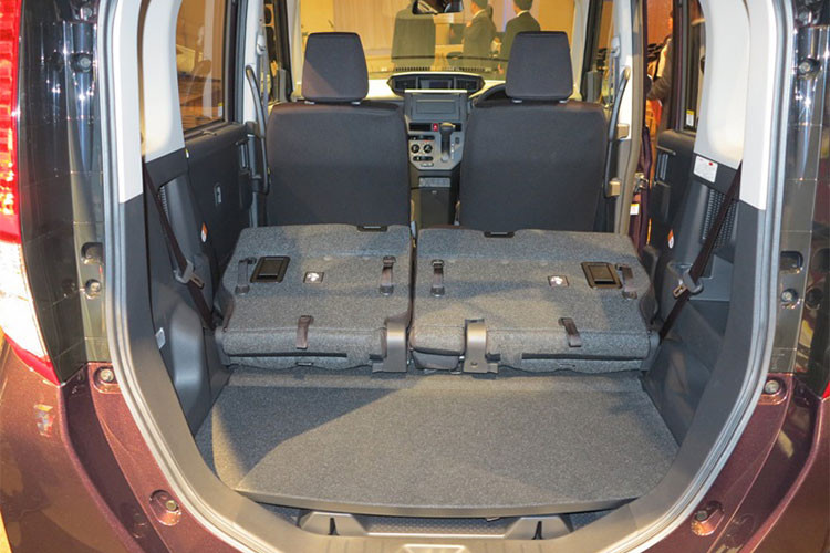 Xe được trang hệ thống hỗ trợ tránh va chạm thông minh Smart Assist II, trong đó bao gồm năm chức năng: cảnh báo va chạm cho xe cộ và người đi bộ, hỗ trợ tránh va chạm phanh, chức năng kiểm soát khởi động cho phía trước và phía sau, chức năng cảnh báo lệch đường cũng như chức năng thông báo cho lái xe biết chiếc xe phía trước đã bắt đầu di chuyển...