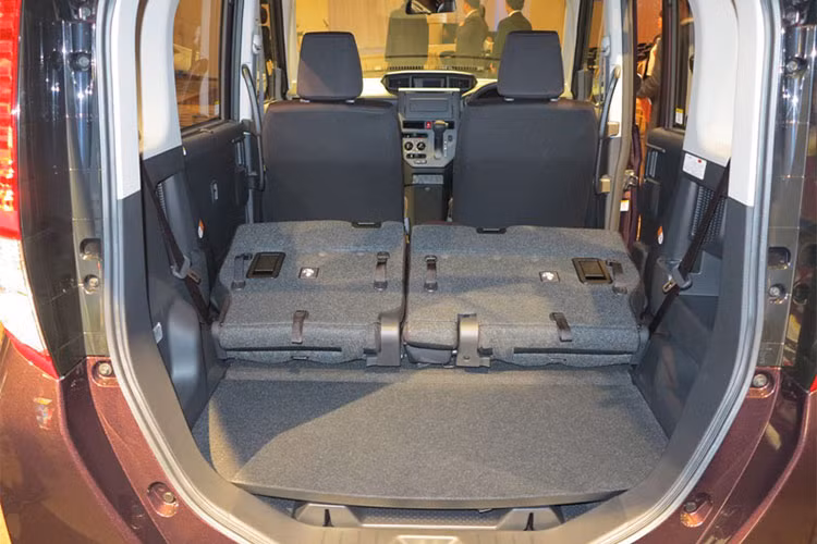 Xe được trang hệ thống hỗ trợ tránh va chạm thông minh Smart Assist II, trong đó bao gồm năm chức năng: cảnh báo va chạm cho xe cộ và người đi bộ, hỗ trợ tránh va chạm phanh, chức năng kiểm soát khởi động cho phía trước và phía sau, chức năng cảnh báo lệch đường cũng như chức năng thông báo cho lái xe biết chiếc xe phía trước đã bắt đầu di chuyển...