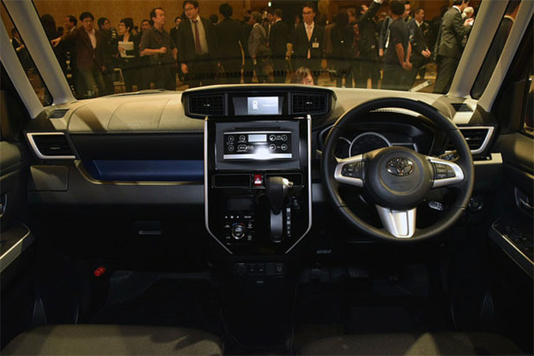 Để thuận tiện sử dung, Toyota Tank và Daihatsu Thor đều được trang bị tính năng cửa điện trượt hai bên với chức năng khóa lập trình. Điểm nổi bật nội thất trên hai mẫu xe này là khoang cabin rộng rãi cũng như sự tiện lợi và khả năng cơ động đi kèm nhiều công nghệ mới được áp dụng.