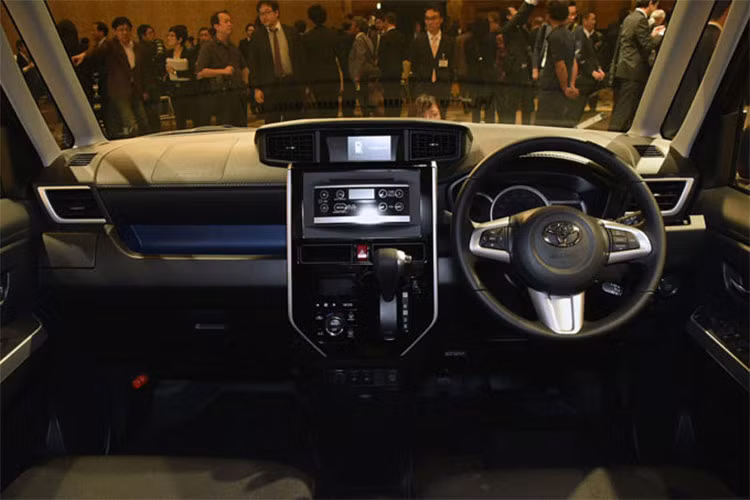 Để thuận tiện sử dung, Toyota Tank và Daihatsu Thor đều được trang bị tính năng cửa điện trượt hai bên với chức năng khóa lập trình. Điểm nổi bật nội thất trên hai mẫu xe này là khoang cabin rộng rãi cũng như sự tiện lợi và khả năng cơ động đi kèm nhiều công nghệ mới được áp dụng.