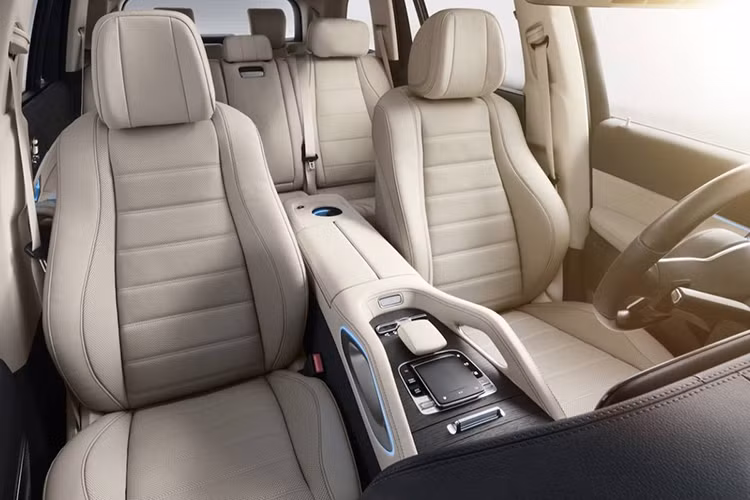 Đặc biệt, theo nhà sản xuất, hàng ghế thứ 3 trên Mercedes-Benz GLS 2020 sẽ có đủ không gian cho cả người cao tới hơn 1,94 m. Cả 3 hàng ghế đều có thể chỉnh điện, khi hàng ghế thứ 2 và thứ 3 được gập phẳng, thể tích chứa đồ của mẫu SUV này có thể lên tới 2.400 lít.
