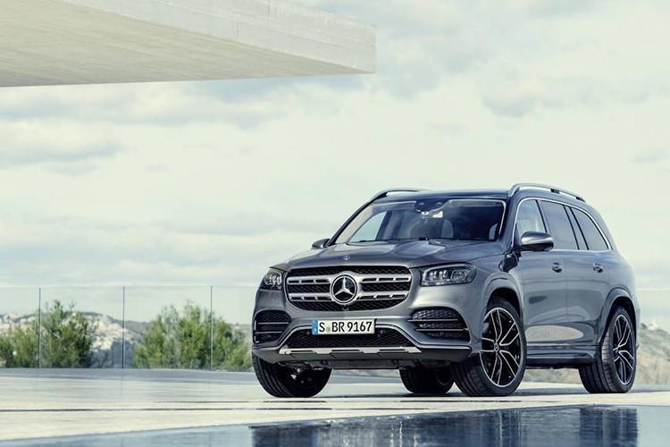 Trước đó, Mercedes-Benz GLS 2020 đã được giới thiệu trong khuôn khổ triển lãm Ô tô New York 2019 diễn ra vào hồi tháng 4 đầu năm nay. Bên cạnh diện mạo thấm nhuần ngôn ngữ thiết kế mới của Mercedes-Benz, thế hệ mới của GLS cũng có nhiều thay đổi đáng chú ý.