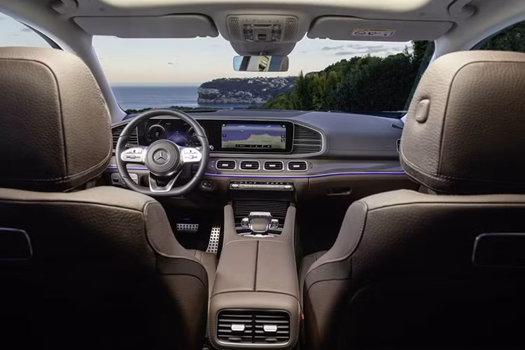 Ngoài ra, Mercedes-Benz GLS 2020 cũng được hãng xe Đức ưu ái với nhiều trang bị cao cấp, hiện đại như 2 màn hình giải trí kích cỡ 11,6 inch riêng cho hàng ghế sau, màn hình hiển thị kính lái dạng HUD, các công nghệ hỗ trợ lái mới nhất hay gói Rear Comfort Plus với máy tính bảng tích hợp sẵn MBUX. 