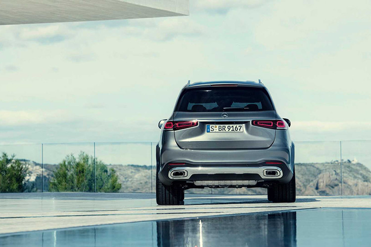 Bên cạnh đó, chiều dài cơ sở của mẫu xe SUV Mercedes-Benz GLS 2020 hoàn toàn mới này cũng tăng thêm 60 mm lên 3.137 mm, hứa hẹn một không gian nội thất thêm rộng rãi, thoải mái cho cả 3 hàng ghế.